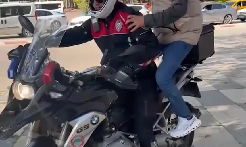 Elazığ'da polisler geç kalan adayları KPSS salonlarına zamanında yetiştirdi
