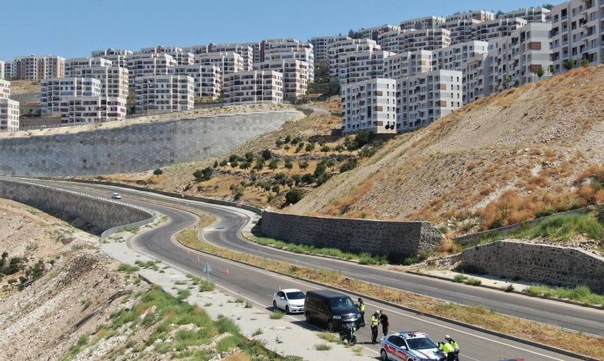 Dronlarla gözetlenen yollar: Kilis'te jandarma trafik denetimi