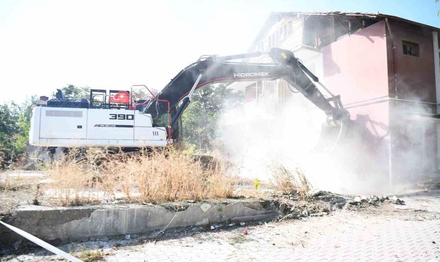 Yeşilyurt'ta risk oluşturan metruk ev kontrollü şekilde yıkıldı