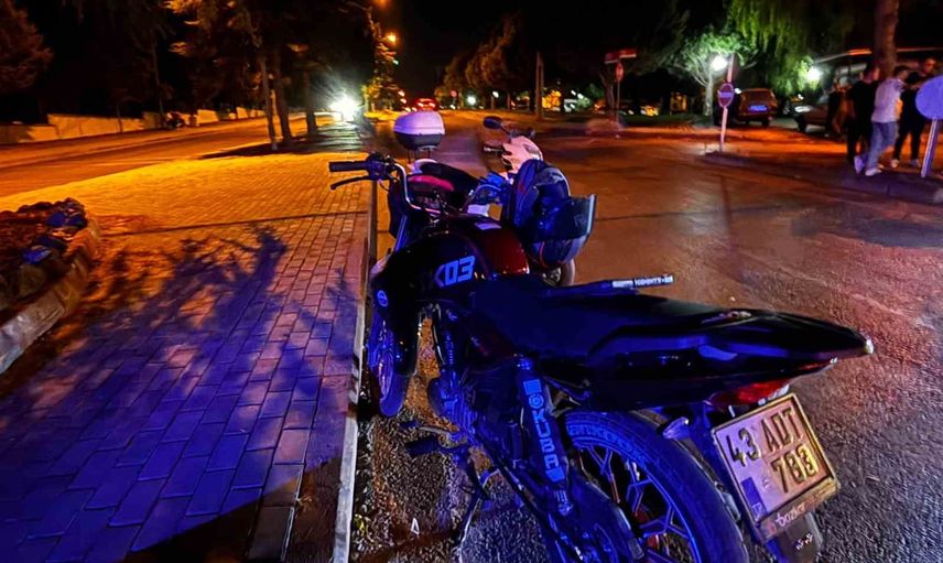 Tavşanlı Subaşı kavşağında çarpışan motosikletlerin sürücüleri hastaneye kaldırıldı