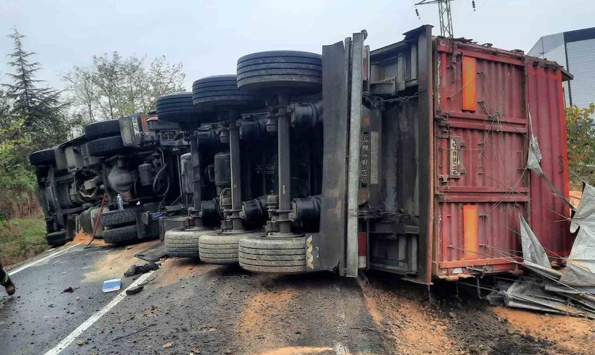 Muratlı'da devrilen kepek yüklü tır ulaşımı durdurdu