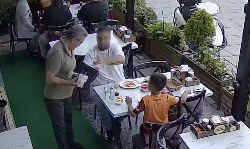 Kendi kılını yemekte kullanan müşteri şefin tepkisini çekti