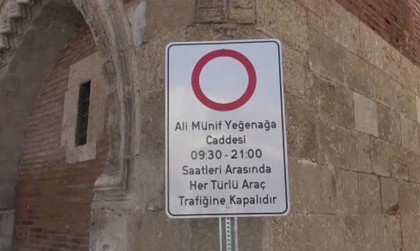 Ali Münif Yeğenağa Caddesi yaya öncelikli oluyor; gece 21.00-09.00 arası araç yasağı