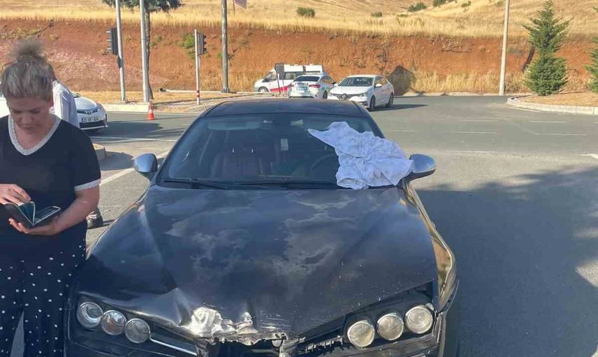 Elazığ'da çarpışma sonucu takla atan otomobil: 3'ü çocuk 7 yaralı