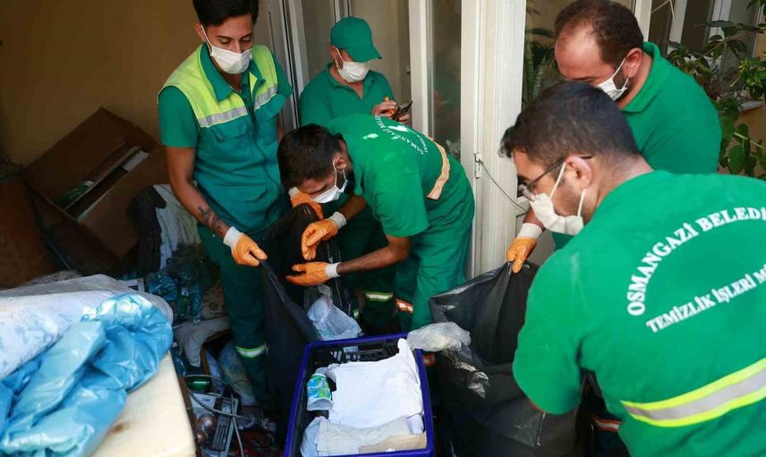 tahtakale mahallesinde çöp evden 2 kamyon atık tahliye edildi