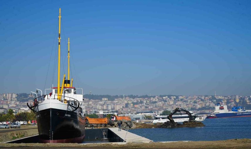 Bandırma Vapuru kıyıya taşındı: çevresinde peyzaj ve tahkimat çalışmaları sürüyor