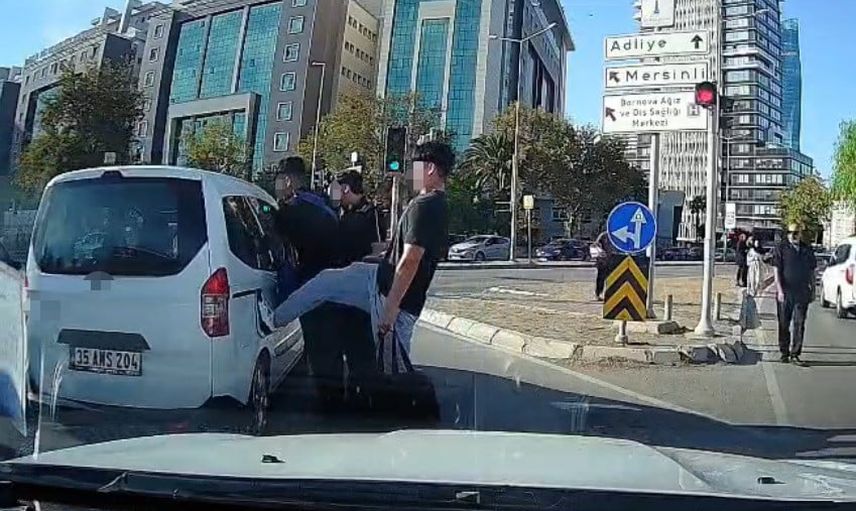Bornova kavşağında yol tartışması büyüdü, genç araca tekme attı