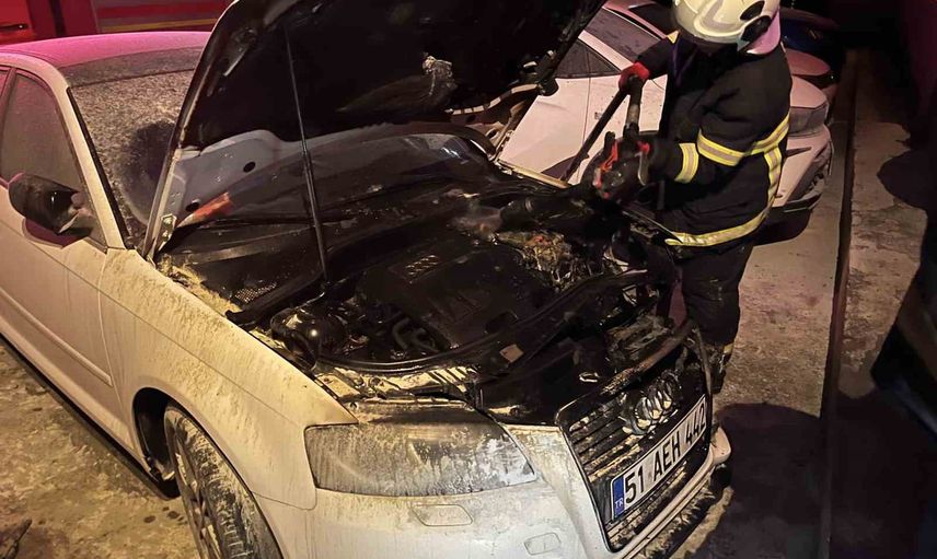 Site otoparkında alevlere müdahale: park halindeki otomobil söndürüldü