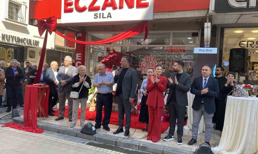 Alaşehir'de eczanesini açan Sıla babasına duygusal bir vefa sundu