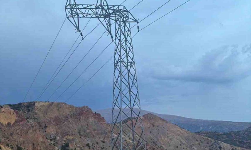 Kemaliye'de fırtına sekiz köyde elektrikleri kesti