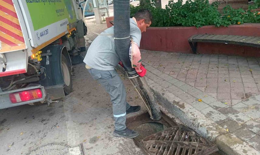 Kemer'de kışa hazırlık: mazgallar temizlendi, kırıklar yenilendi