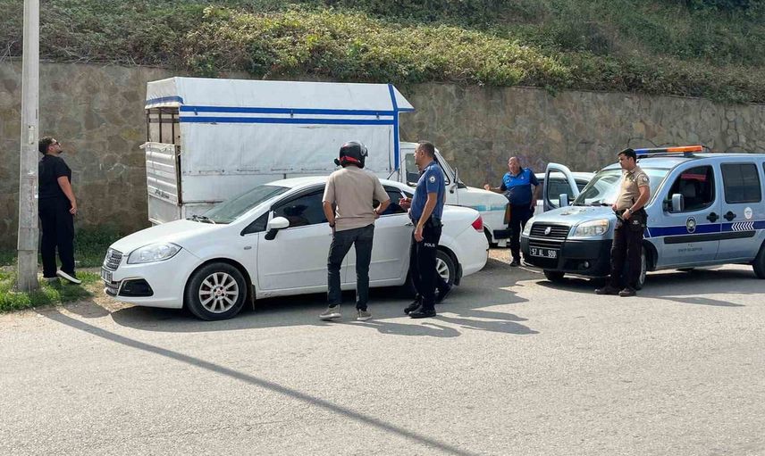 Hurdacı, belediyenin 'Sinop Belediyesi Çalışıyor' tabelasını alıp teslim etti