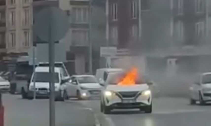 Sinop'ta emniyet müdürlüğü önünde araç motoru tutuştu, polis yangını söndürdü