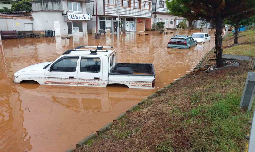 Sağanak sonrası Rize'de sahil yolu ve ilçe merkezleri sular altında kaldı