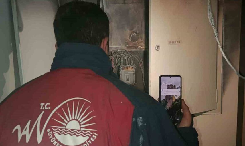 Van'da İpekyolu'ndaki otelde yangın itfaiyenin müdahalesiyle büyümeden söndürüldü