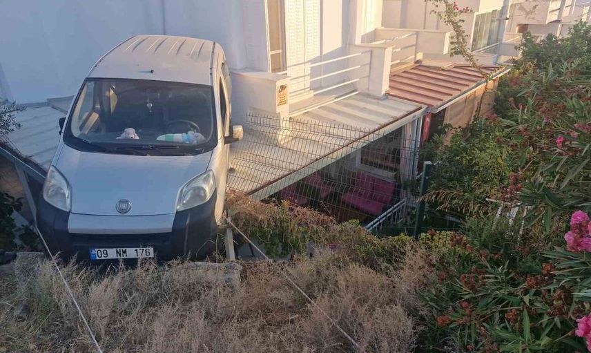 Yazlık evin verandasında asılı kalan otomobil vinçle çıkarıldı