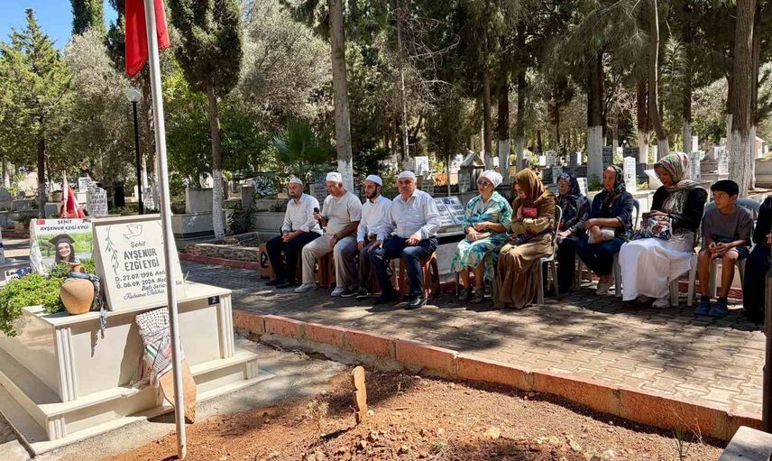 Ayşenur Ezgi Eygi için Didim'de anma: mezarı başında dualar
