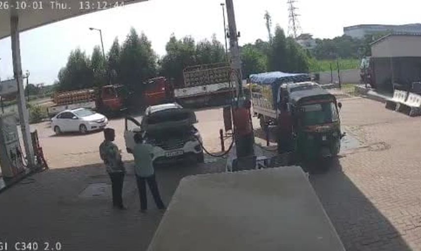 Gujarat'ta cng'li aracın deposunda patlama: 2 yaralı