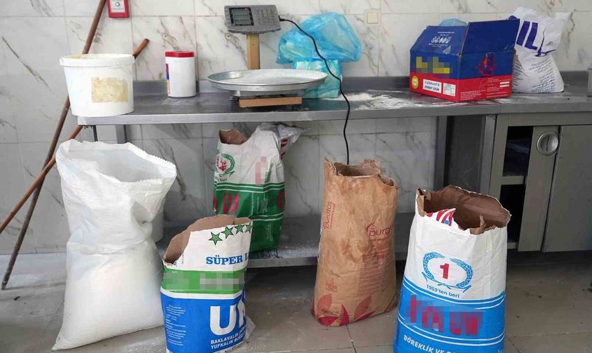 Cevizli'de halk sağlığını tehdit eden ruhsatsız börek imalathanesi kapatıldı