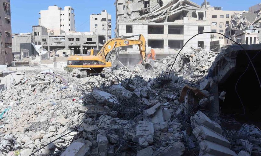 Gazze'de yıkılan Al-Saada binasının enkazında ikinci gün zorlu kurtarma operasyonu