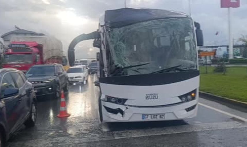 Manavgat'ta duran trafikte zincirleme çarpışma: dört otel çalışanı yaralandı