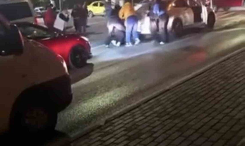 Bursa'da cep telefonu kameralarına yansıyan aile kavgası: trafik polisleri araya girdi