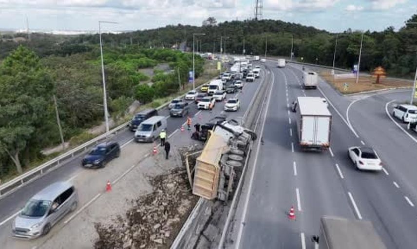 Arnavutköy'de devrilen hafriyat kamyonu trafiği kilitledi, molozlar karşı şeride savruldu