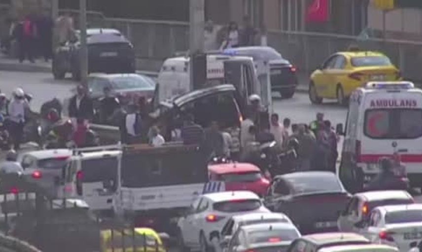 Küçükçekmece'de direksiyon hakimiyetini kaybeden araç bariyere çarptı
