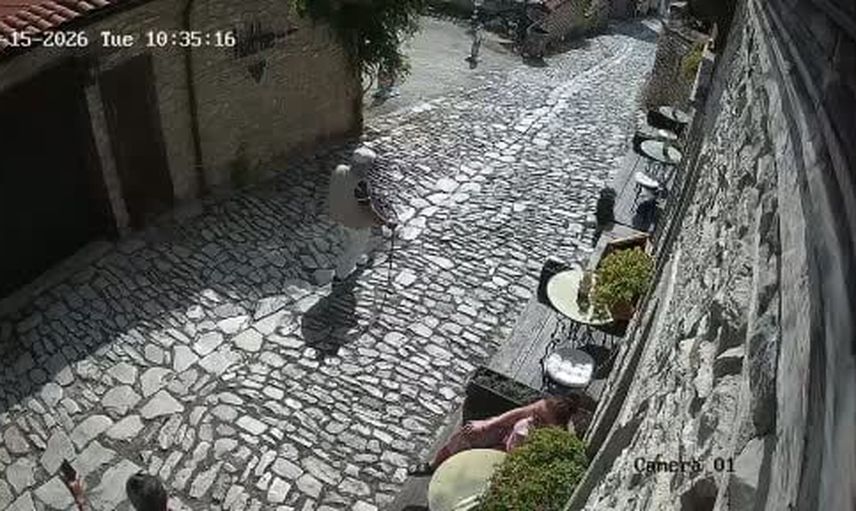 Safranbolu'da arnavut kaldırımlı sokakta düşüp yaralanan yaşlının yardım anı kamerada
