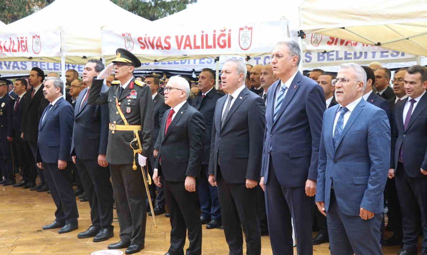 Yağmura rağmen Sivas'ta cumhuriyetin 103. yılı anma töreni Atatürk anıtında