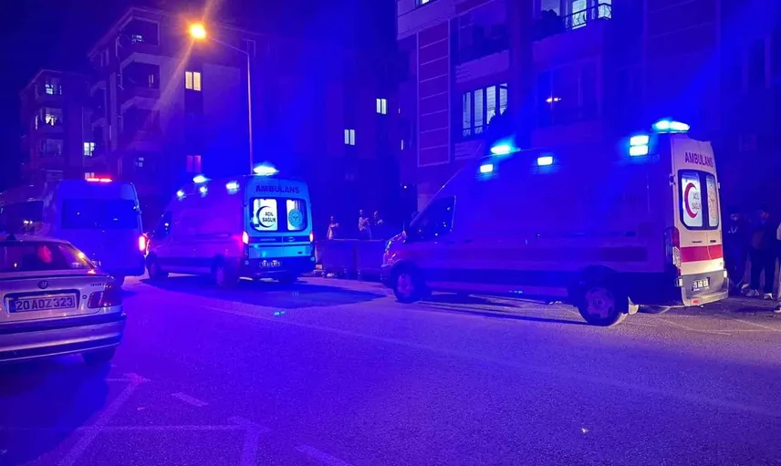 Çorum'da Ulukavak Mahallesi'nde çarpışan otomobil minibüse çarparak kaldırıma çıktı: 4 yaralı