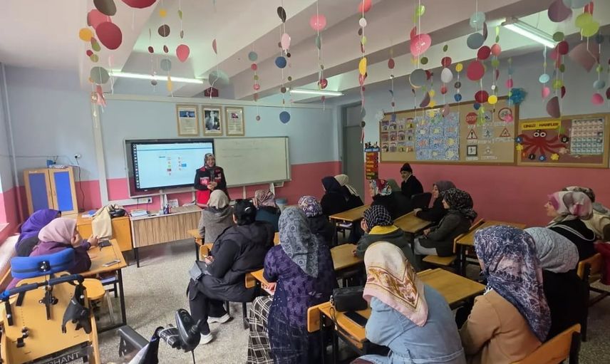 Gediz’de ailelere okul ve medya okuryazarlığı eğitimi verildi