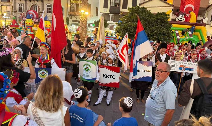 Çeşme'de renkli halk dansları şöleni turizme hareket kattı