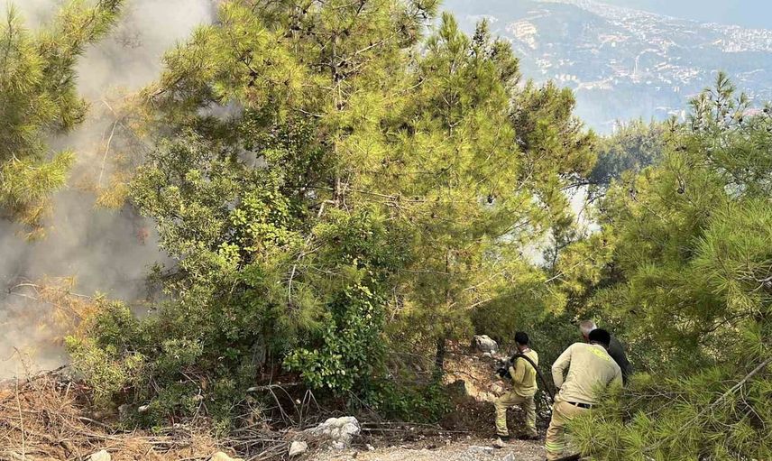 Antalya'da aynı saate denk gelen iki orman yangını ekiplerle söndürüldü