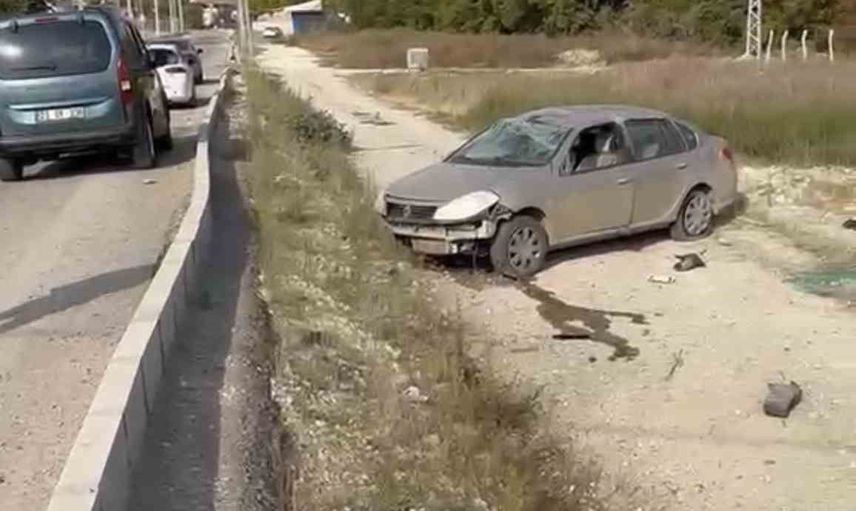 Elazığ'da Kızılay Mahallesi'nde hakimiyeti kaybeden araç araziye uçtu: 1 hafif yaralı