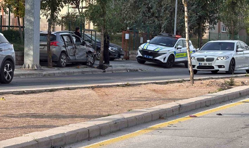 Kavşakta alkollü sürücünün sebep olduğu çarpışmada suv hurdaya döndü