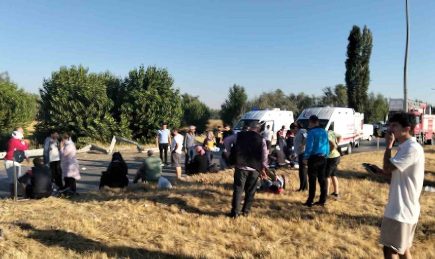 Afyonkarahisar'da Tınaztepe kavşağında yolcu otobüsü devrildi, kurtarma çalışmaları sürüyor
