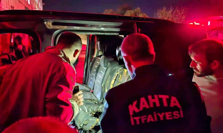 Tekstil çalışanlarının müdahalesiyle araç yangını kontrol altına alındı