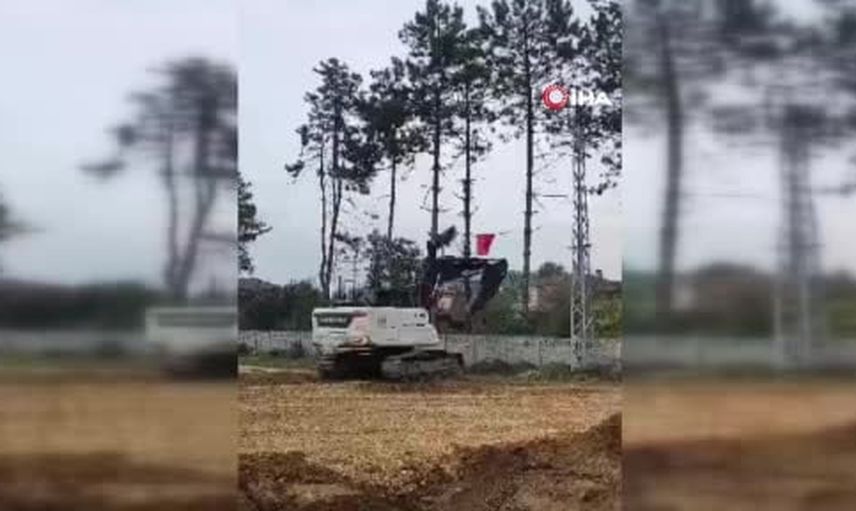 Kepçeye çıkarak Türk bayrağını düzeltti ve öperek selamladı