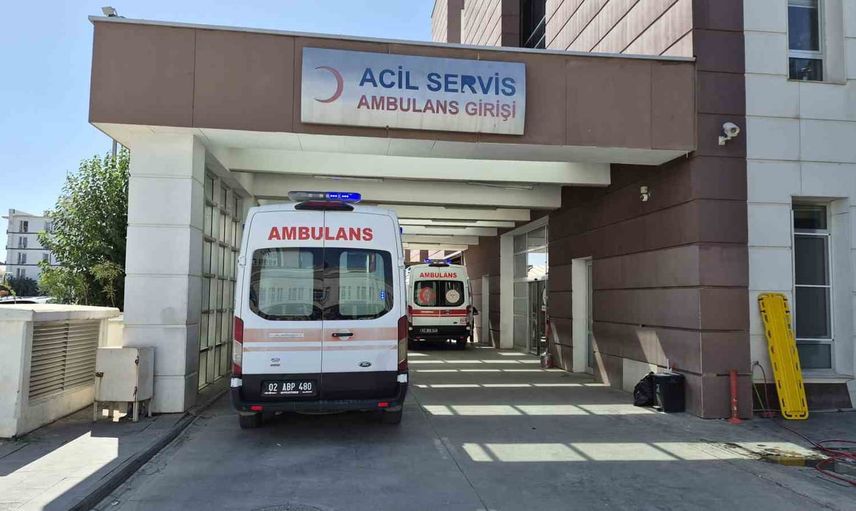 Adıyaman'da kavşakta otomobilin çarptığı 9 yaşındaki çocuk hastaneye kaldırıldı