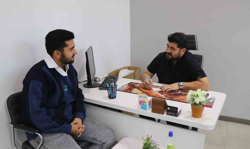Sivas'ta diş hekimi Mehmet Sarıkuş Eypio'ya benzerliğiyle hastaların ilgi odağı