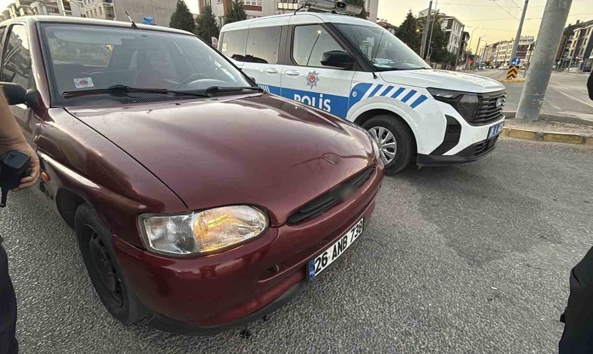 Eskişehir'de kavşakta duran araçta uyuyan iki kişiden 13 sentetik hap çıktı