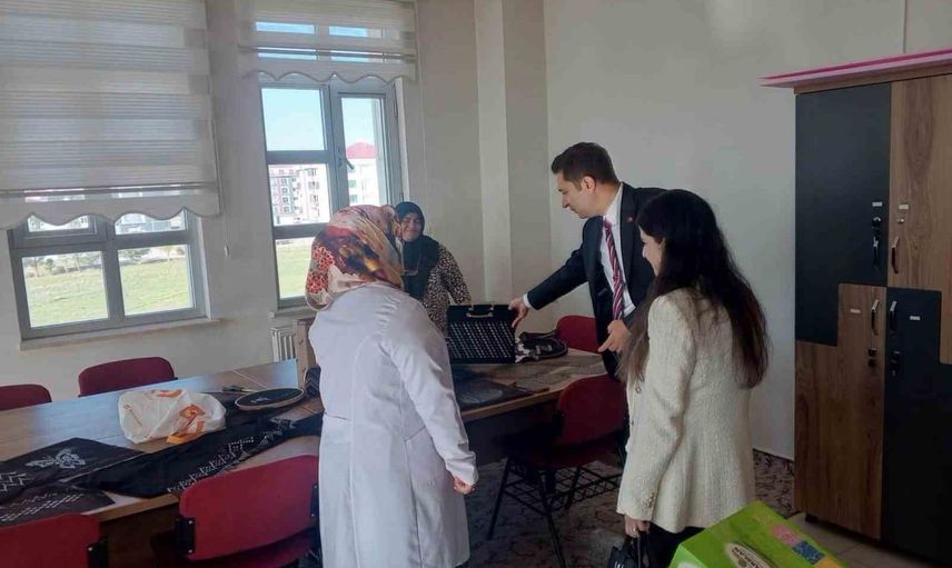 Kaymakam Deniz Yıldırım okullarda, kurslarda ve pazarda temas kurdu