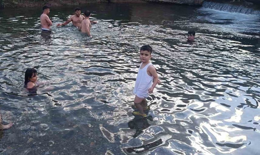 Hakkari'de sıcaktan kaçış: Otluca'nın doğal havuzu