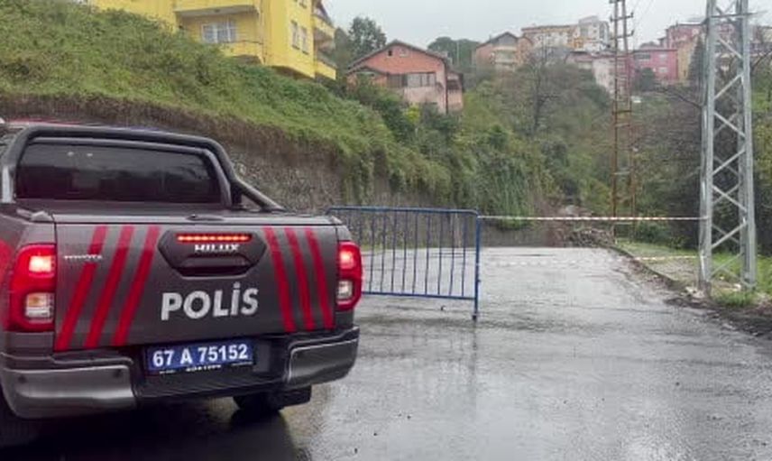 Ereğli'de yağış kaynaklı heyelan sonrası risk nedeniyle bina boşaltıldı