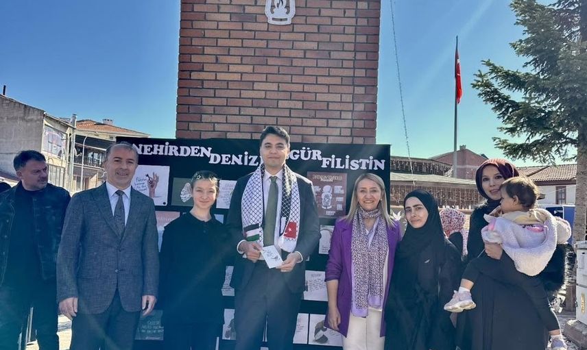 Pazaryeri'nde öğrencilerden nehirden denize özgür Filistin temalı hayır çarşısı