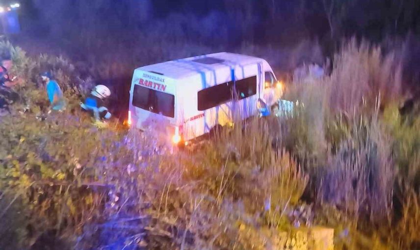 Akmanlar rampasında kaza: minibüs ve otomobil şarampole uçtu, 11 yaralı