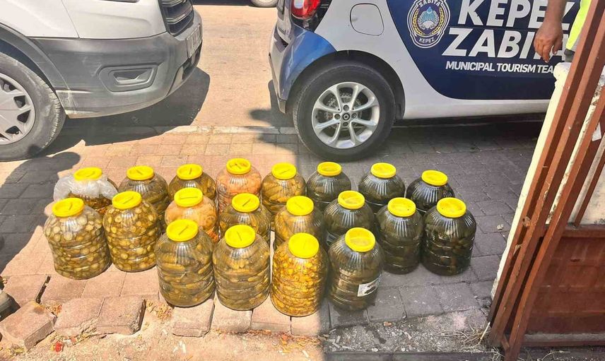 Kepez'de etiketleri yanıltan depoda 152 kilogram et ve 20 bidon turşu ele geçirildi