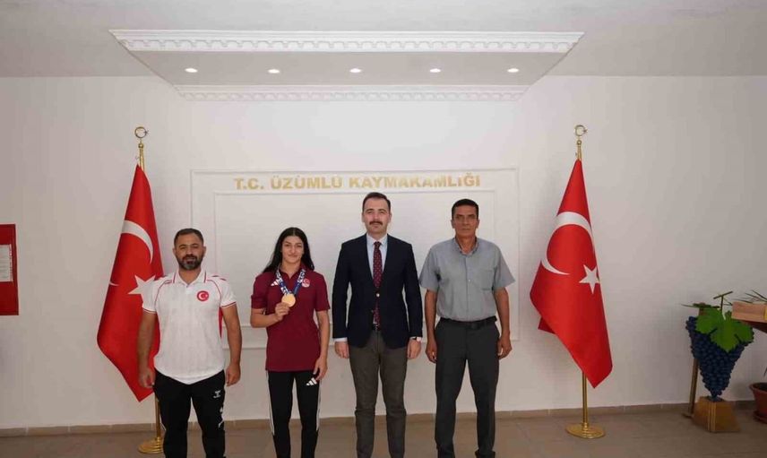 Başarıyı ilçede kutladı: Elvira Süleyman kaymakamı ziyaret etti