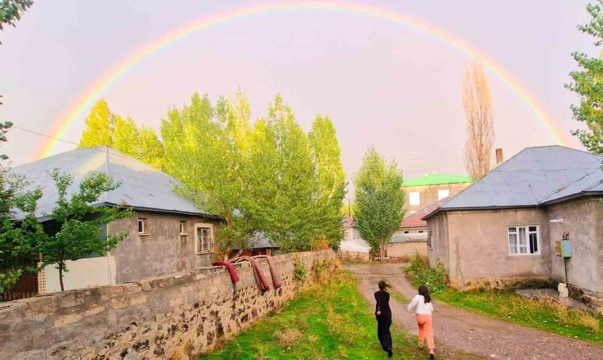 Patnos'ta yağmurun ardından gökyüzünü boyayan renk şovu